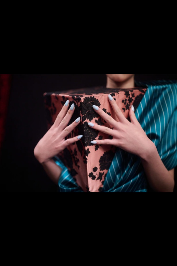 اطلالات جمالية لمجموعة Viktor&Rolf للهوت كوتور لموسم خريف 2024