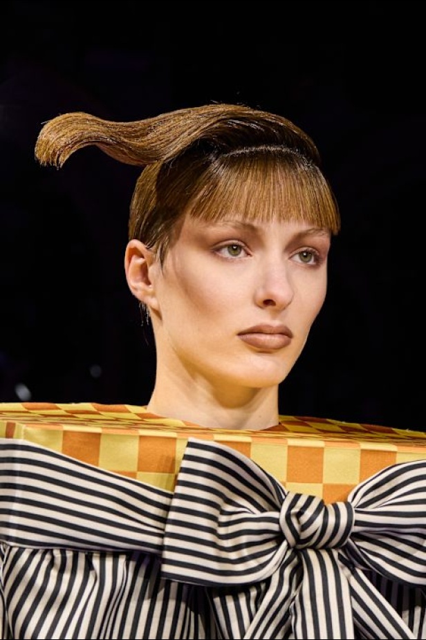 اطلالات جمالية لمجموعة Viktor&Rolf للهوت كوتور لموسم خريف 2024