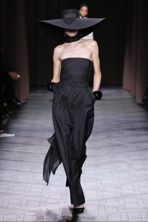 مجموعة Nina Ricci لربيع وصيف 2025 في باريس