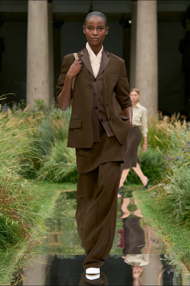 مجموعة Out of Office من Boss لربيع وصيف 2025