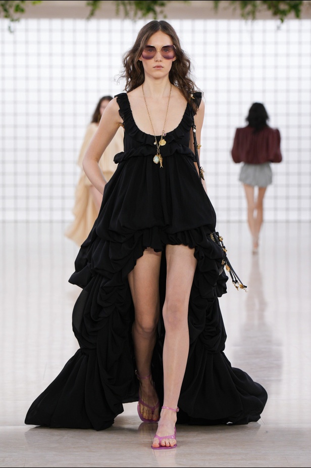 مجموعة Chloé لموسم ربيع وصيف 2025... تصاميم نابضة بالأنوثة الحالمة