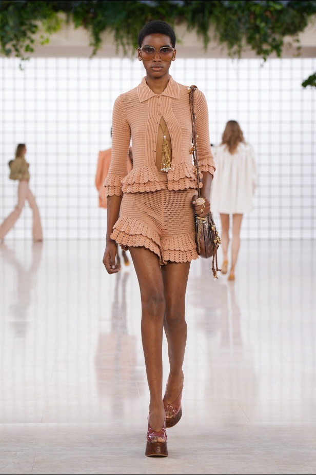 مجموعة Chloé لموسم ربيع وصيف 2025... تصاميم نابضة بالأنوثة الحالمة