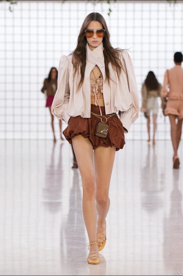 مجموعة Chloé لموسم ربيع وصيف 2025... تصاميم نابضة بالأنوثة الحالمة