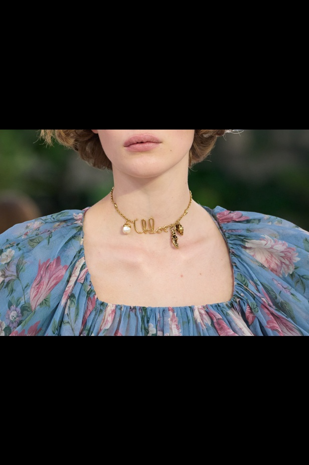 مجموعة Chloé لموسم ربيع وصيف 2025... تصاميم نابضة بالأنوثة الحالمة