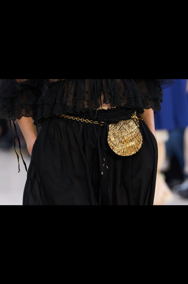 مجموعة Chloé لموسم ربيع وصيف 2025... تصاميم نابضة بالأنوثة الحالمة