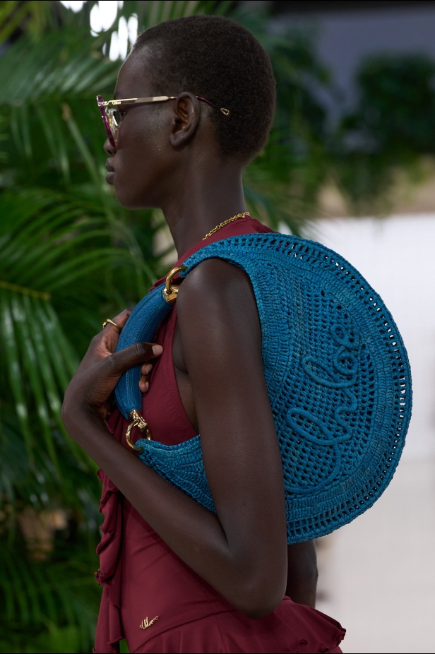 مجموعة Chloé لموسم ربيع وصيف 2025... تصاميم نابضة بالأنوثة الحالمة