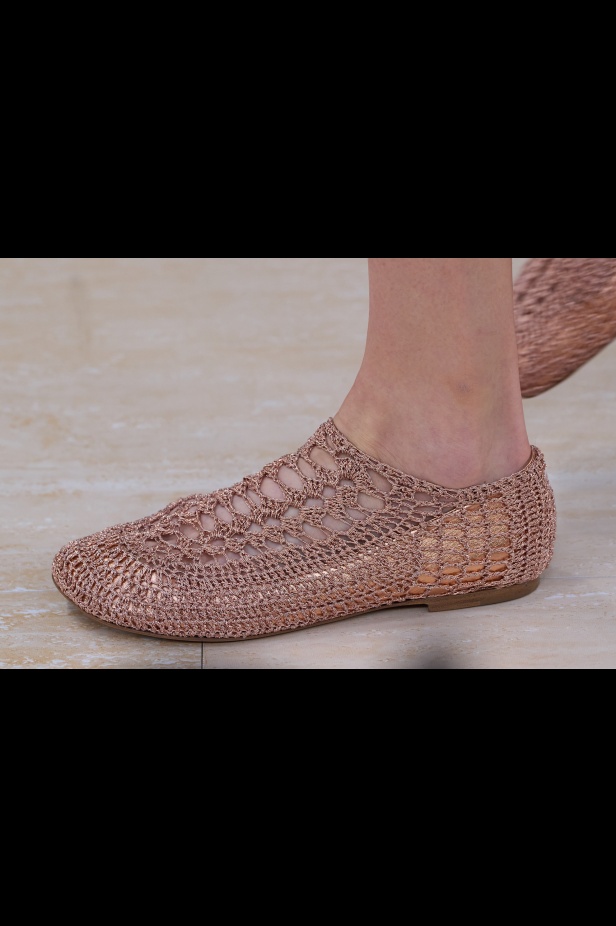 مجموعة Chloé لموسم ربيع وصيف 2025... تصاميم نابضة بالأنوثة الحالمة