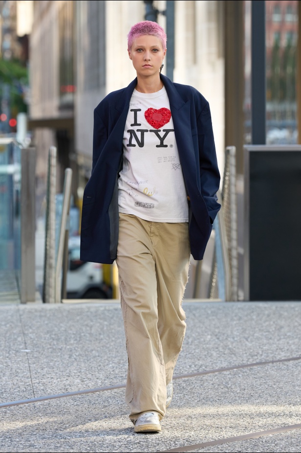 Coach تعيد مزج الكلاسيكيات الأميركية بأسلوب الجيل الجديد في مجموعة ربيع وصيف 2025