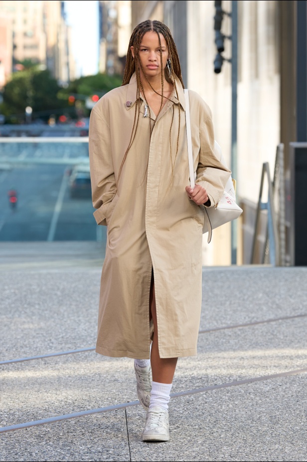 Coach تعيد مزج الكلاسيكيات الأميركية بأسلوب الجيل الجديد في مجموعة ربيع وصيف 2025