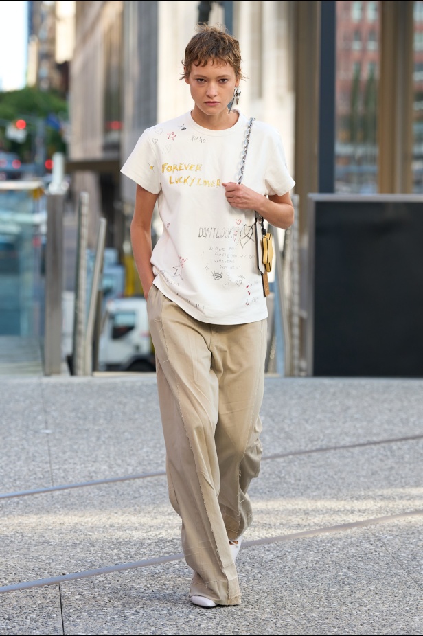 Coach تعيد مزج الكلاسيكيات الأميركية بأسلوب الجيل الجديد في مجموعة ربيع وصيف 2025