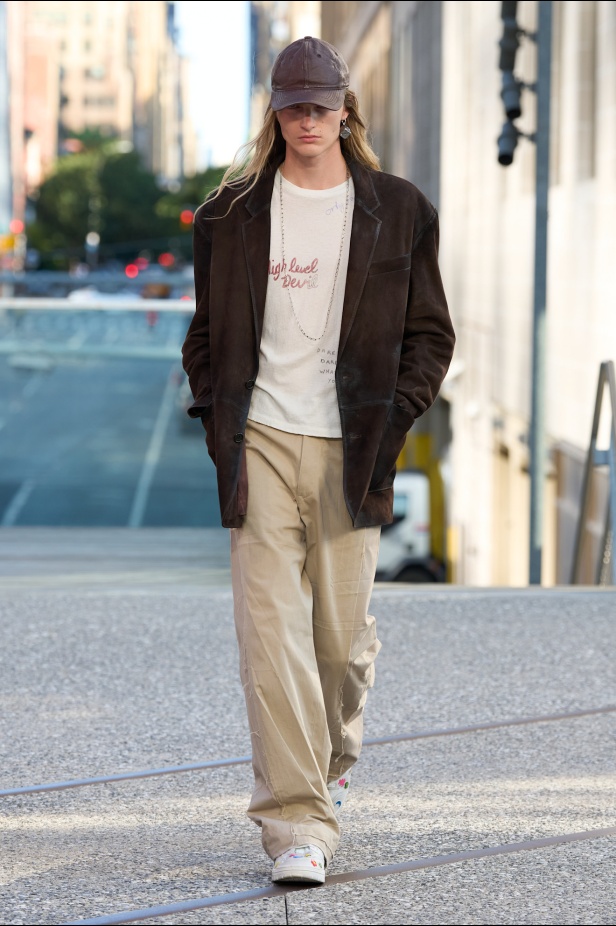 Coach تعيد مزج الكلاسيكيات الأميركية بأسلوب الجيل الجديد في مجموعة ربيع وصيف 2025