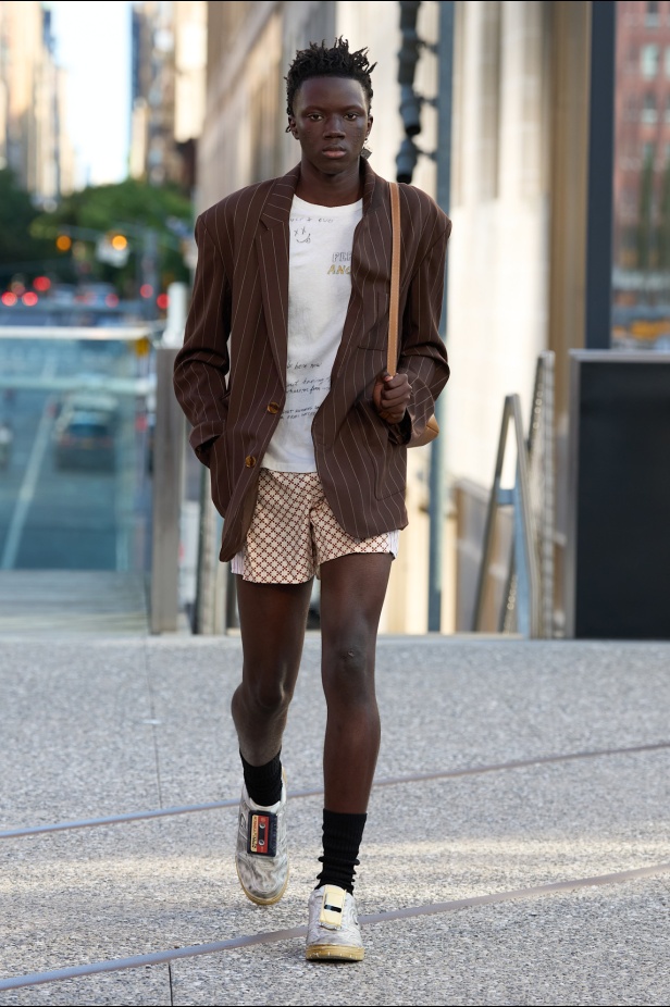 Coach تعيد مزج الكلاسيكيات الأميركية بأسلوب الجيل الجديد في مجموعة ربيع وصيف 2025