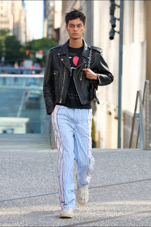 Coach تعيد مزج الكلاسيكيات الأميركية بأسلوب الجيل الجديد في مجموعة ربيع وصيف 2025