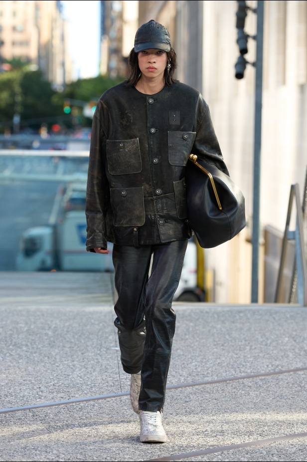 Coach تعيد مزج الكلاسيكيات الأميركية بأسلوب الجيل الجديد في مجموعة ربيع وصيف 2025