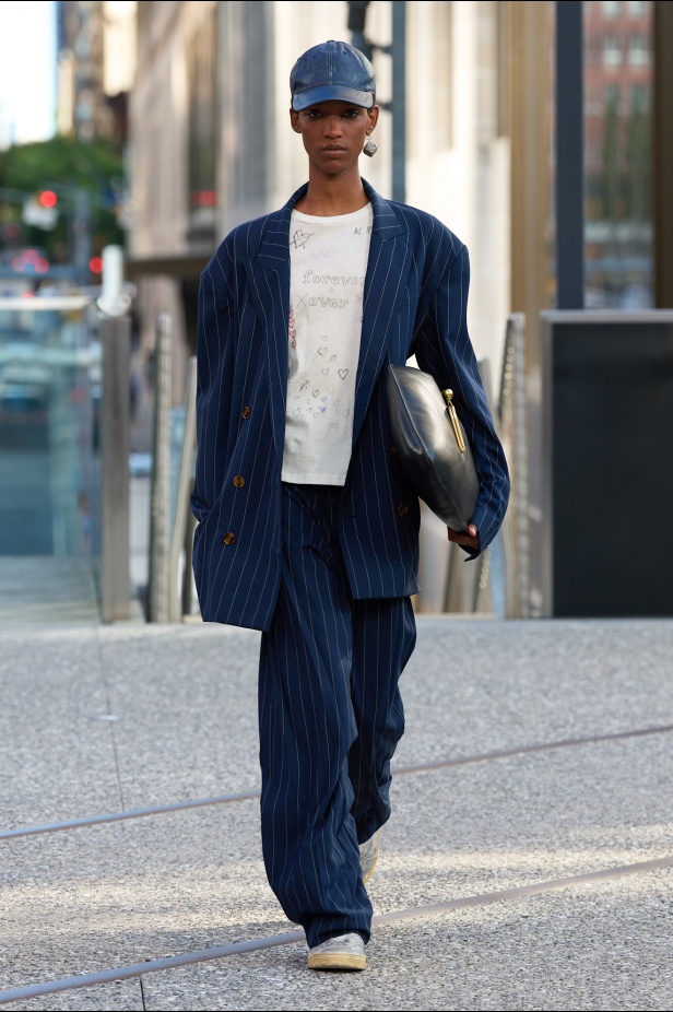 Coach تعيد مزج الكلاسيكيات الأميركية بأسلوب الجيل الجديد في مجموعة ربيع وصيف 2025