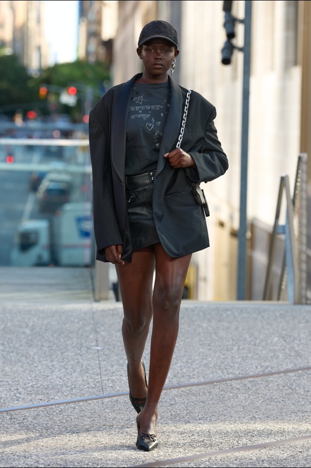 Coach تعيد مزج الكلاسيكيات الأميركية بأسلوب الجيل الجديد في مجموعة ربيع وصيف 2025