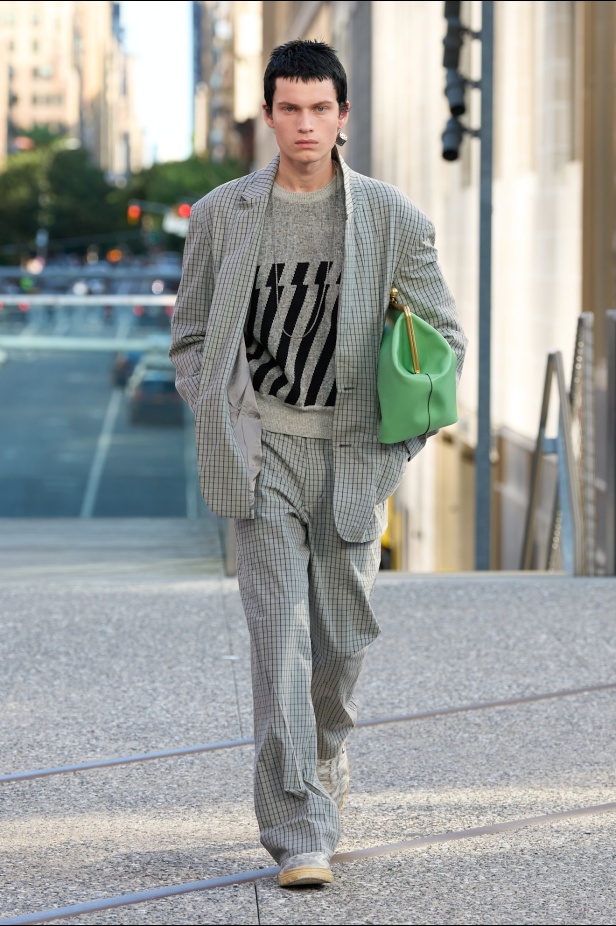 Coach تعيد مزج الكلاسيكيات الأميركية بأسلوب الجيل الجديد في مجموعة ربيع وصيف 2025