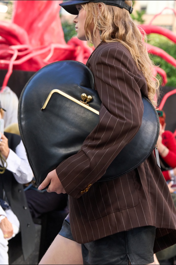 Coach تعيد مزج الكلاسيكيات الأميركية بأسلوب الجيل الجديد في مجموعة ربيع وصيف 2025