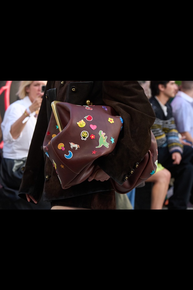 Coach تعيد مزج الكلاسيكيات الأميركية بأسلوب الجيل الجديد في مجموعة ربيع وصيف 2025