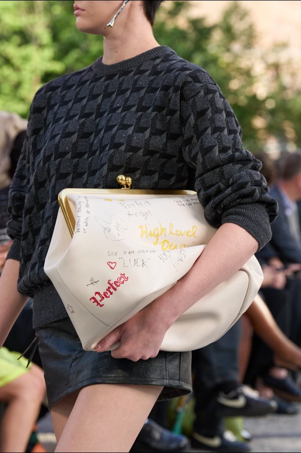 Coach تعيد مزج الكلاسيكيات الأميركية بأسلوب الجيل الجديد في مجموعة ربيع وصيف 2025