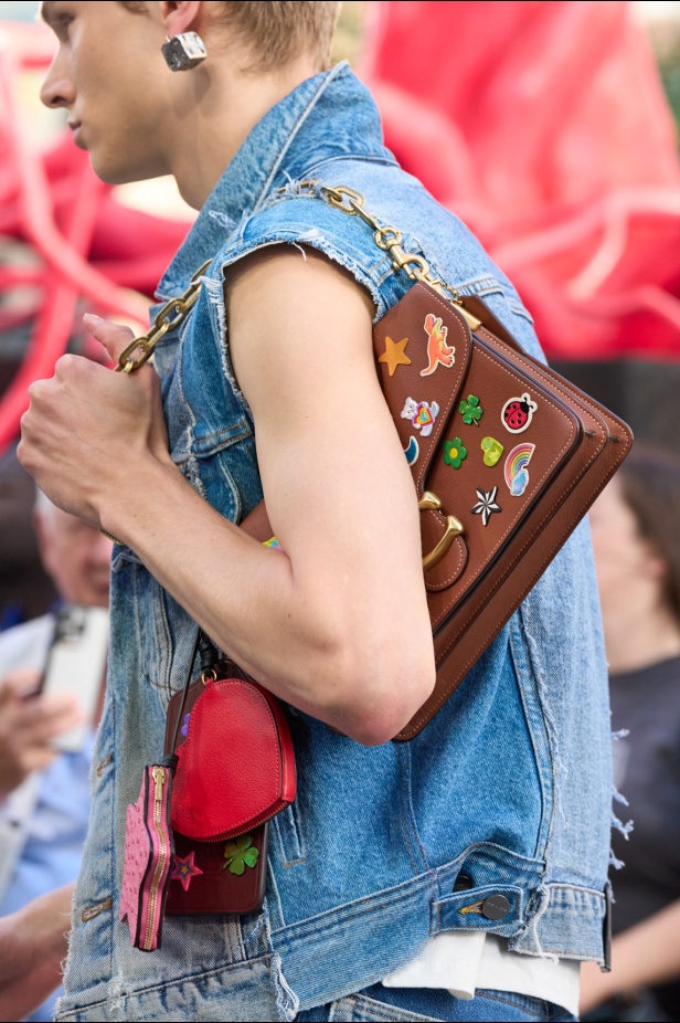 Coach تعيد مزج الكلاسيكيات الأميركية بأسلوب الجيل الجديد في مجموعة ربيع وصيف 2025