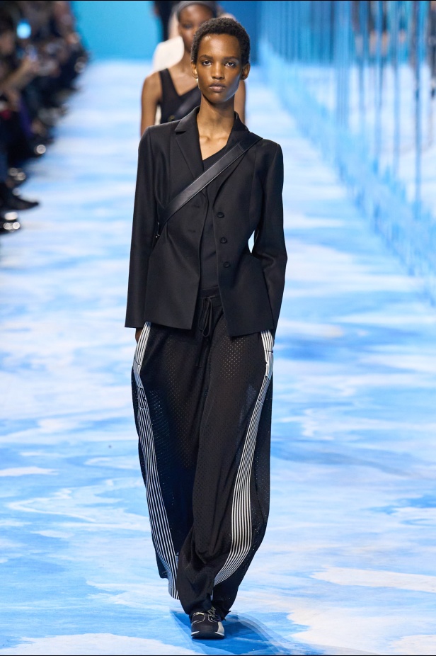 مجموعة Dior لربيع وصيف 2025... "ماريا غراتسيا كيوري" تستكشف تقاطع الموضة مع الرياضة وتعود إلى أرشيف السيد ديور