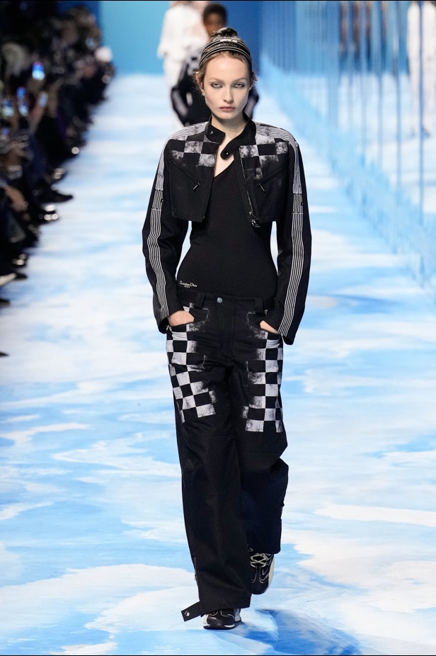 مجموعة Dior لربيع وصيف 2025... "ماريا غراتسيا كيوري" تستكشف تقاطع الموضة مع الرياضة وتعود إلى أرشيف السيد ديور