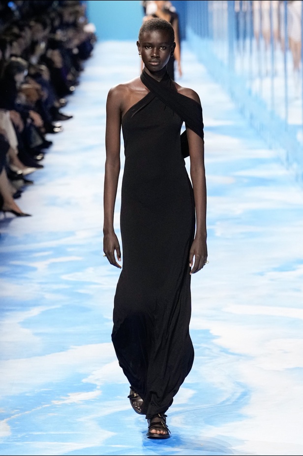 مجموعة Dior لربيع وصيف 2025... "ماريا غراتسيا كيوري" تستكشف تقاطع الموضة مع الرياضة وتعود إلى أرشيف السيد ديور