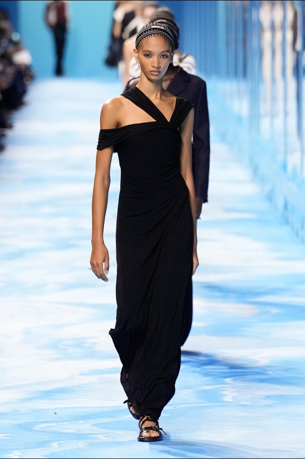 مجموعة Dior لربيع وصيف 2025... "ماريا غراتسيا كيوري" تستكشف تقاطع الموضة مع الرياضة وتعود إلى أرشيف السيد ديور