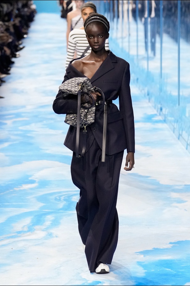 مجموعة Dior لربيع وصيف 2025... "ماريا غراتسيا كيوري" تستكشف تقاطع الموضة مع الرياضة وتعود إلى أرشيف السيد ديور