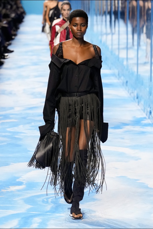 مجموعة Dior لربيع وصيف 2025... "ماريا غراتسيا كيوري" تستكشف تقاطع الموضة مع الرياضة وتعود إلى أرشيف السيد ديور