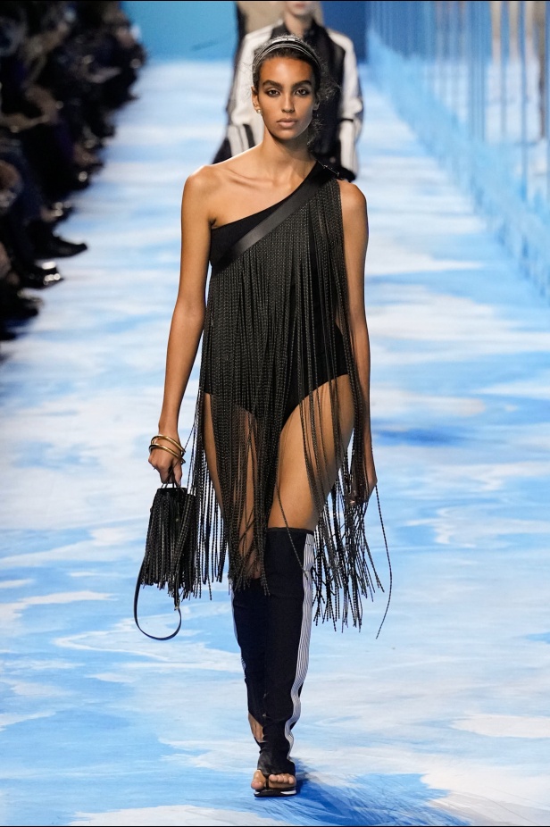 مجموعة Dior لربيع وصيف 2025... "ماريا غراتسيا كيوري" تستكشف تقاطع الموضة مع الرياضة وتعود إلى أرشيف السيد ديور