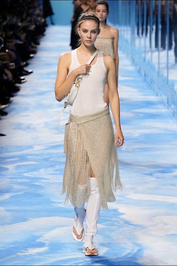 مجموعة Dior لربيع وصيف 2025... "ماريا غراتسيا كيوري" تستكشف تقاطع الموضة مع الرياضة وتعود إلى أرشيف السيد ديور