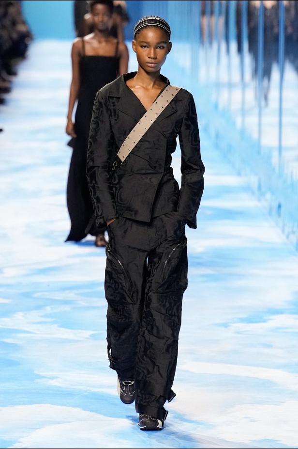 مجموعة Dior لربيع وصيف 2025... "ماريا غراتسيا كيوري" تستكشف تقاطع الموضة مع الرياضة وتعود إلى أرشيف السيد ديور