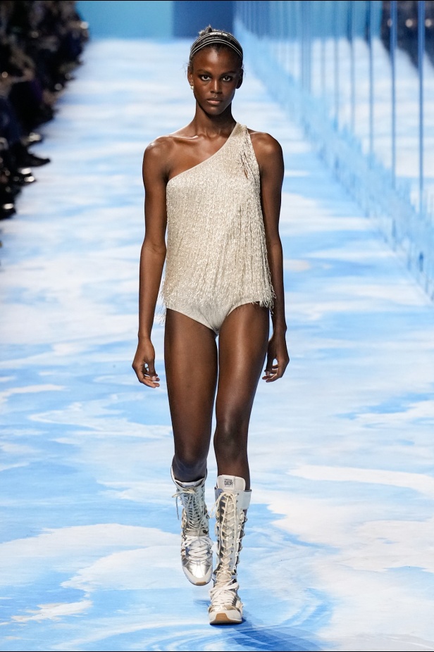 مجموعة Dior لربيع وصيف 2025... "ماريا غراتسيا كيوري" تستكشف تقاطع الموضة مع الرياضة وتعود إلى أرشيف السيد ديور