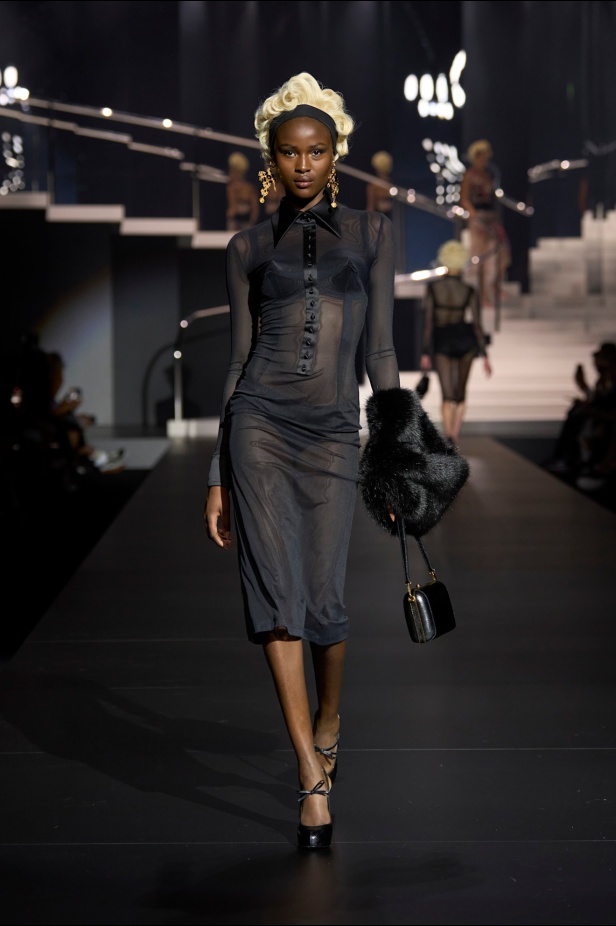 الجمال الإيطالي وتأثير "مادونا" يجتمعان في عرض أزياء Dolce & Gabbana لربيع وصيف 2025