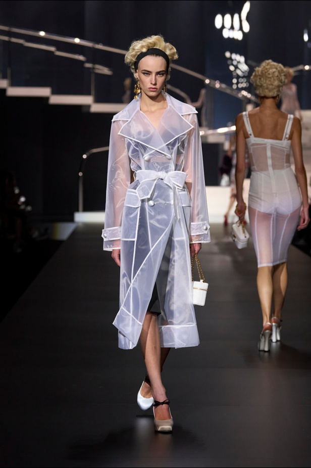 الجمال الإيطالي وتأثير "مادونا" يجتمعان في عرض أزياء Dolce & Gabbana لربيع وصيف 2025