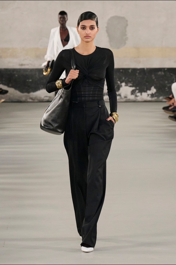 مجموعة Elisabetta Franchi لربيع وصيف 2025 تعكس صورة المرأة القوية 