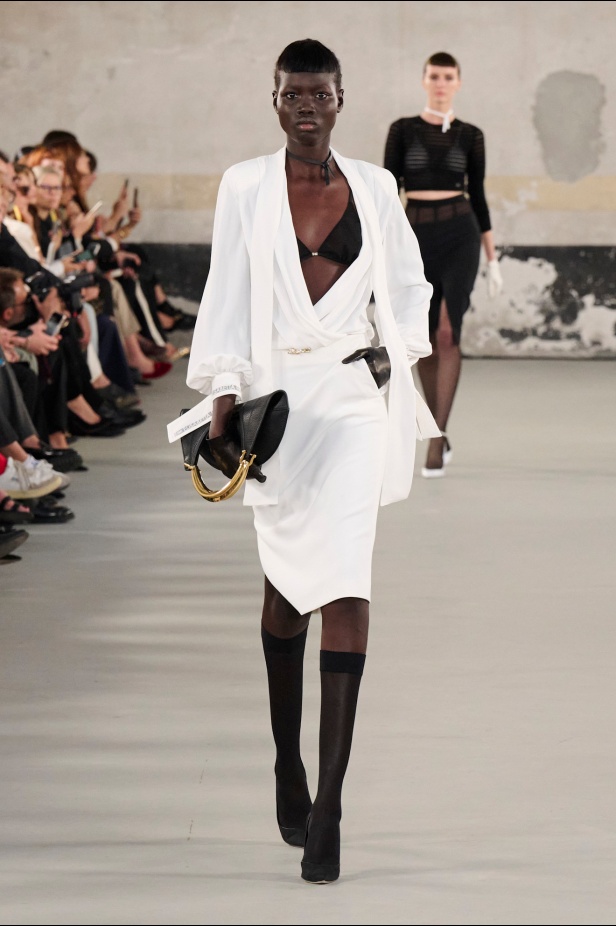 مجموعة Elisabetta Franchi لربيع وصيف 2025 تعكس صورة المرأة القوية 