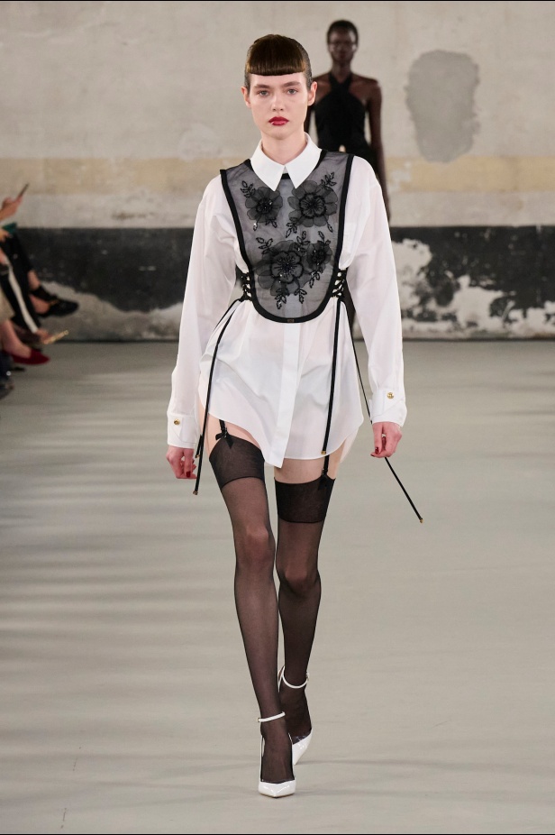 مجموعة Elisabetta Franchi لربيع وصيف 2025 تعكس صورة المرأة القوية 