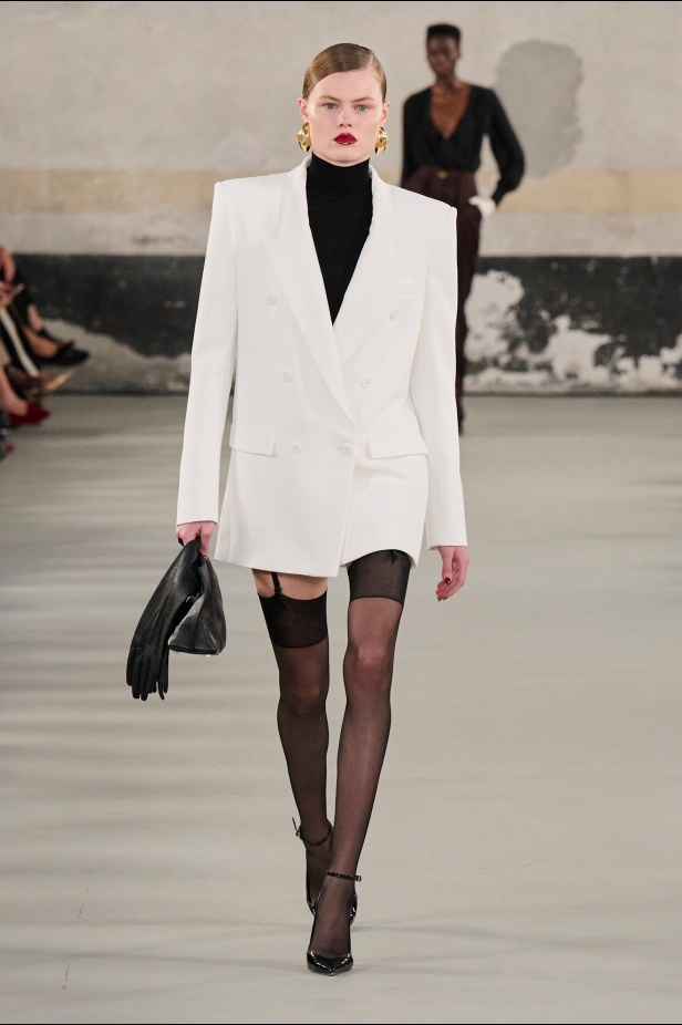 مجموعة Elisabetta Franchi لربيع وصيف 2025 تعكس صورة المرأة القوية 