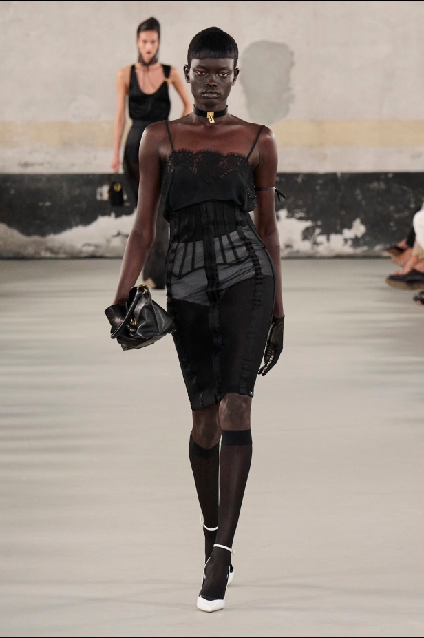 مجموعة Elisabetta Franchi لربيع وصيف 2025 تعكس صورة المرأة القوية 