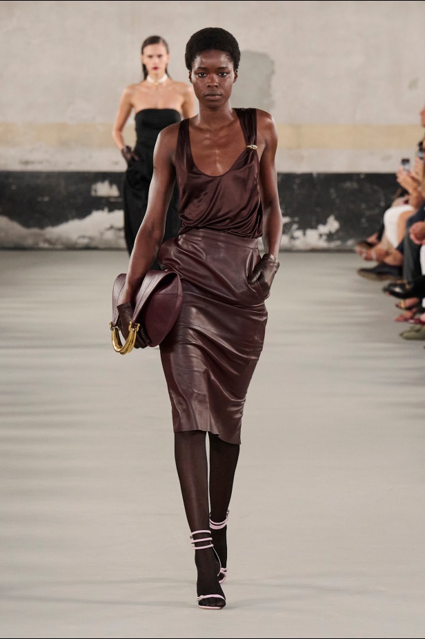 مجموعة Elisabetta Franchi لربيع وصيف 2025 تعكس صورة المرأة القوية 