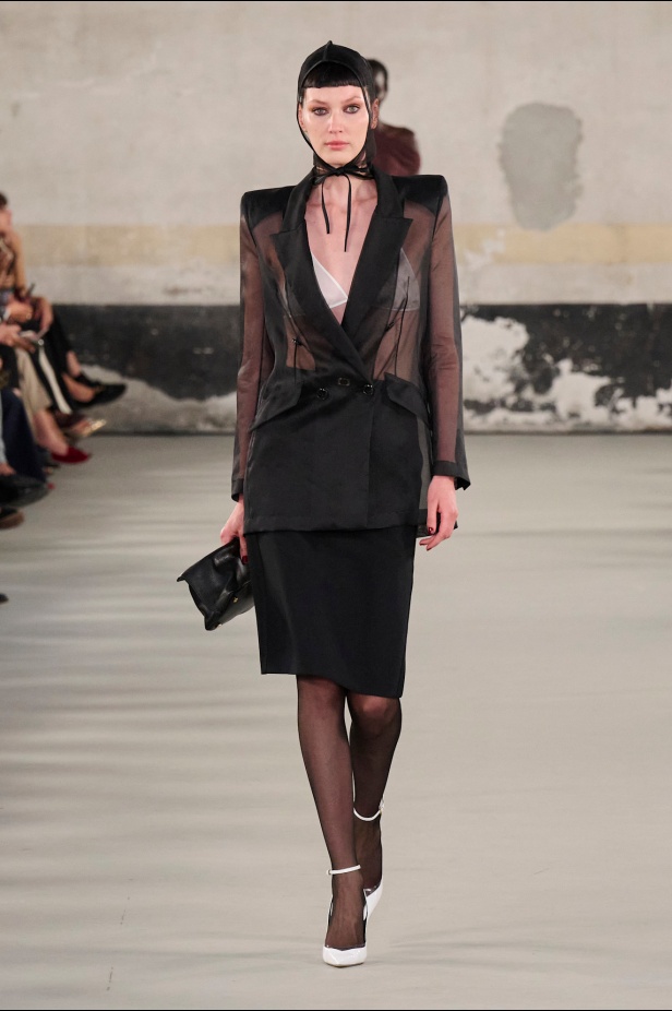 مجموعة Elisabetta Franchi لربيع وصيف 2025 تعكس صورة المرأة القوية 