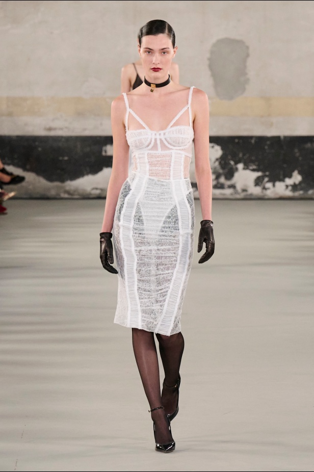 مجموعة Elisabetta Franchi لربيع وصيف 2025 تعكس صورة المرأة القوية 