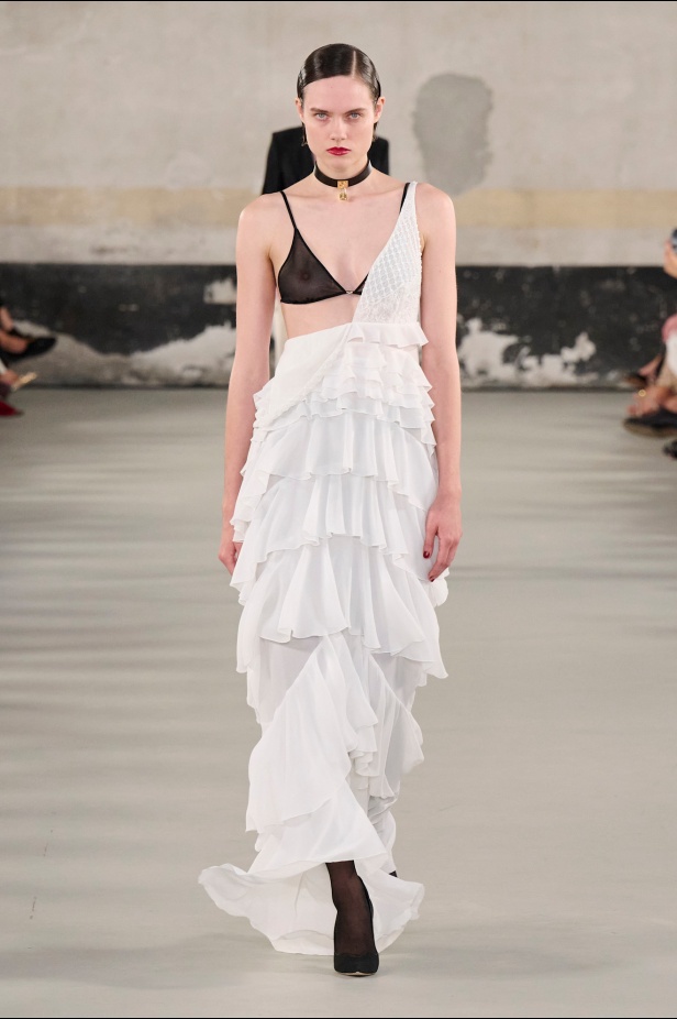 مجموعة Elisabetta Franchi لربيع وصيف 2025 تعكس صورة المرأة القوية 