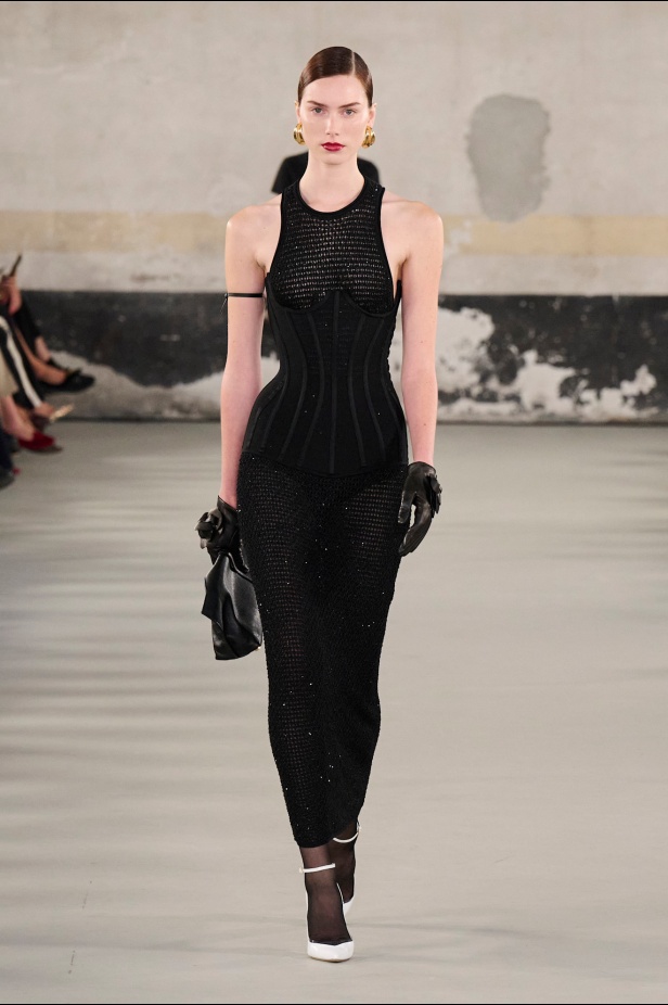 مجموعة Elisabetta Franchi لربيع وصيف 2025 تعكس صورة المرأة القوية 