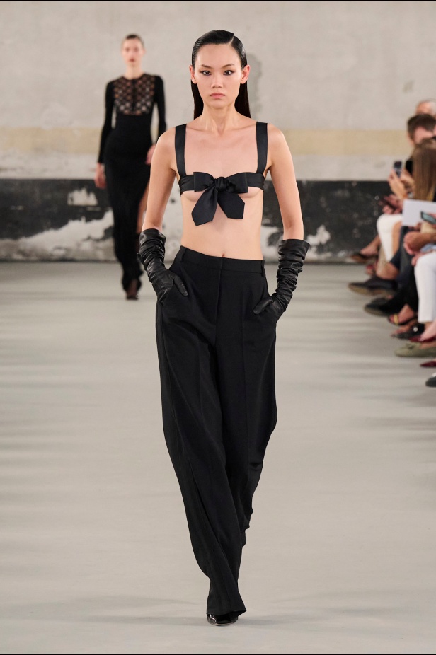 مجموعة Elisabetta Franchi لربيع وصيف 2025 تعكس صورة المرأة القوية 