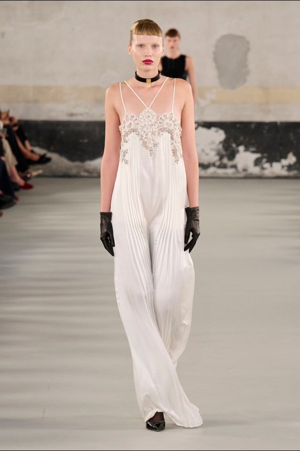 مجموعة Elisabetta Franchi لربيع وصيف 2025 تعكس صورة المرأة القوية 