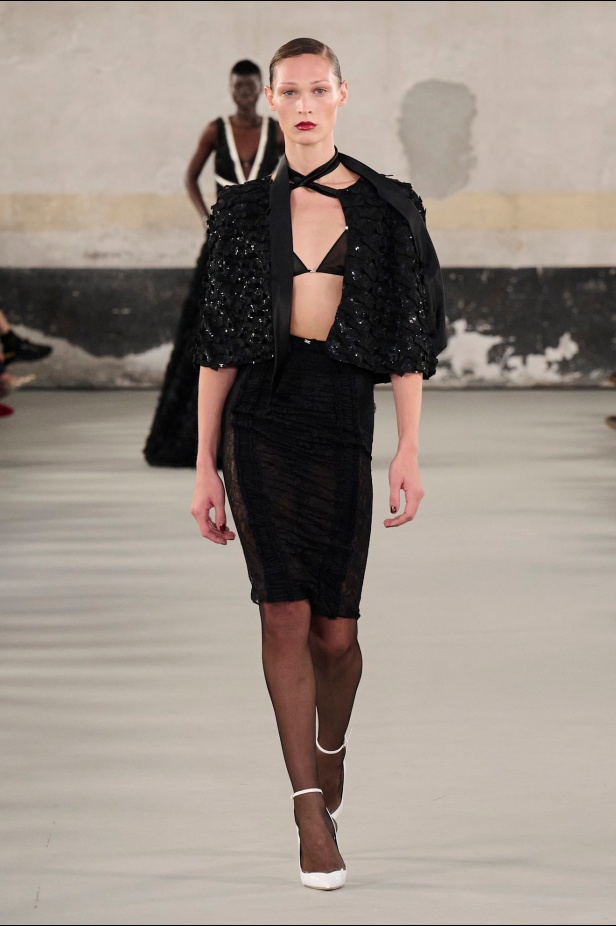 مجموعة Elisabetta Franchi لربيع وصيف 2025 تعكس صورة المرأة القوية 